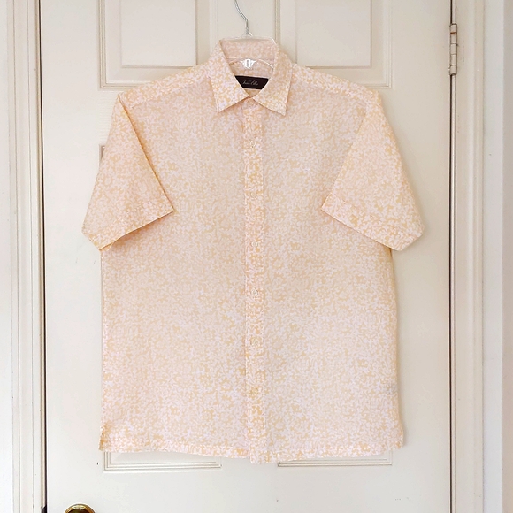 NWOT. Men's Linen and Cotton Short Sleeve Button-Down Shirt w/floral patterns. - Picture 4 of 5